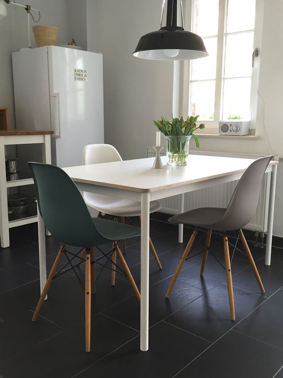 ...Muuto Base Table abzugeben (wegen Umzugs!) ...Muuto Base Table abzugeben (wegen Umzugs!)