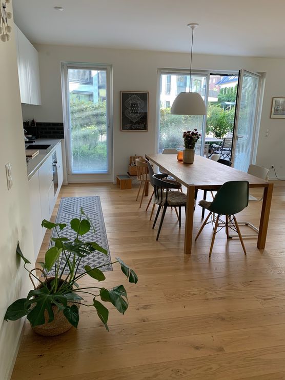 Schönes Herbstlicht am Esstisch. Schönes Herbstlicht am Esstisch.