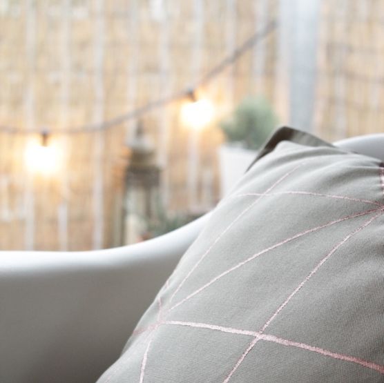 Kissen selbst bemalen mit Kupferfarbe Kissen selbst bemalen mit Kupferfarbe