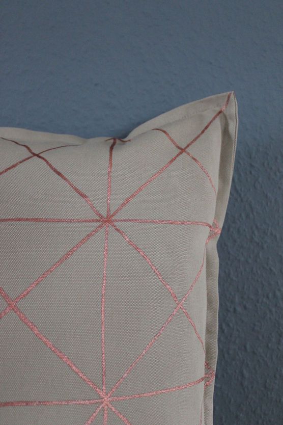 Geometrische Kissen selbst bemalen Geometrische Kissen selbst bemalen