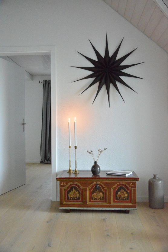 Der erste Stern hängt Der erste Stern hängt