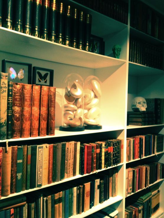 Bücherwand mit Deko Bücherwand mit Deko