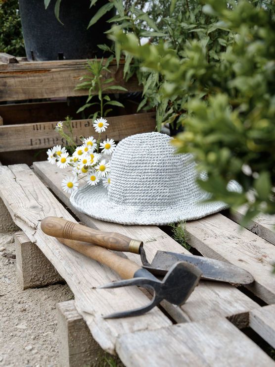 Selbst gehäkelter Hut für den Garten Selbst gehäkelter Hut für den Garten