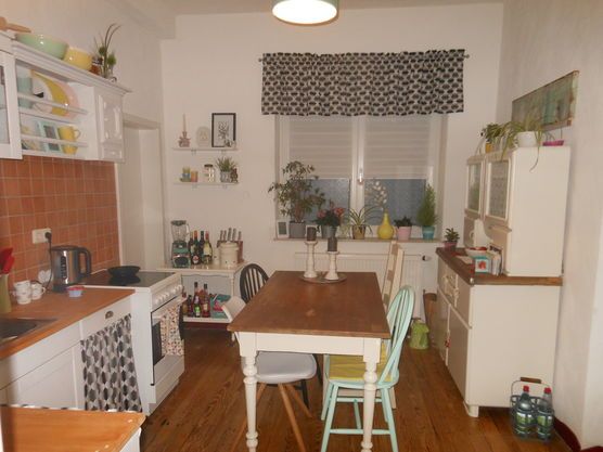 Blick vom Flur in die Küche mit drei Türen Blick vom Flur in die Küche mit drei Türen