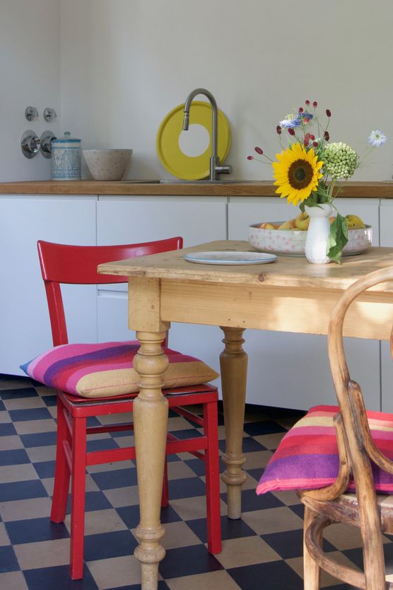 Der rote Küchenstuhl war Der rote Küchenstuhl war