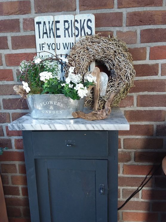 Das alte Nachtschränkchen ist Das alte Nachtschränkchen ist