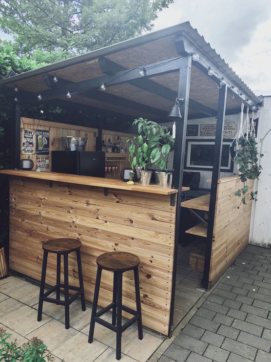 Vom Hasenstall zur Bar. Vom Hasenstall zur Bar.