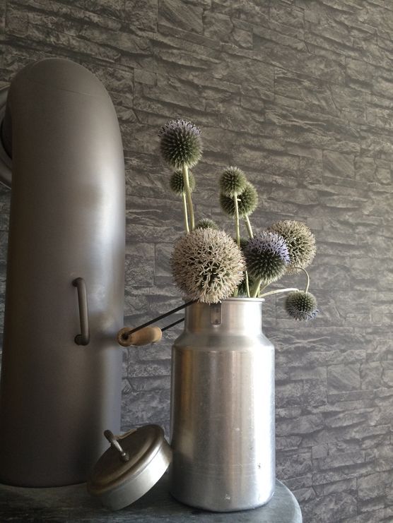 Kaminrohr & Blumen in alter Milchkanne Kaminrohr & Blumen in alter Milchkanne
