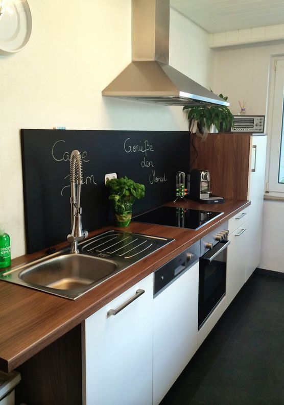 Blick in die Küche mit Tafelwand als Spitzschutz Blick in die Küche mit Tafelwand als Spitzschutz