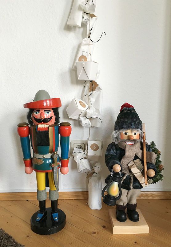 Schlichter Adventskalender aus Butterbrottüten und weißen Boxen Schlichter Adventskalender aus Butterbrottüten und weißen Boxen