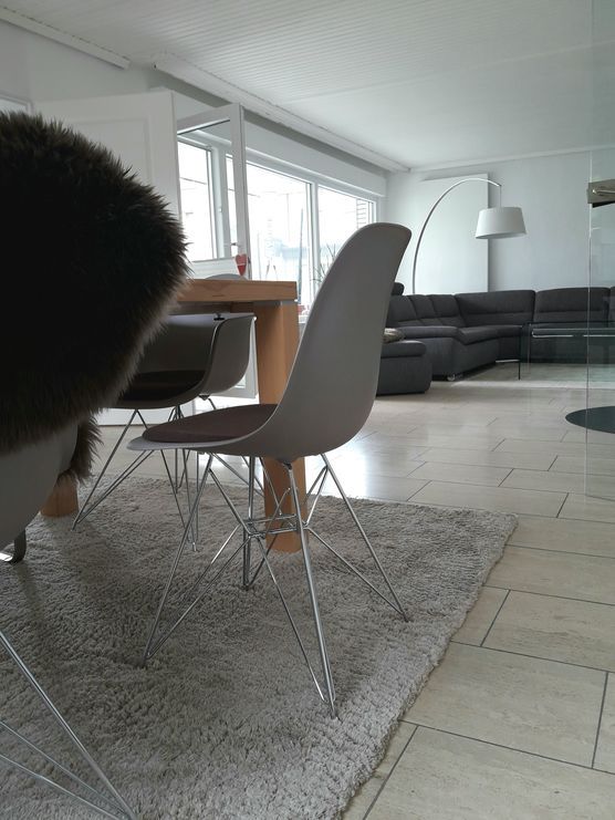 Drei Eames-Stühle warten bereits auf... Drei Eames-Stühle warten bereits auf...