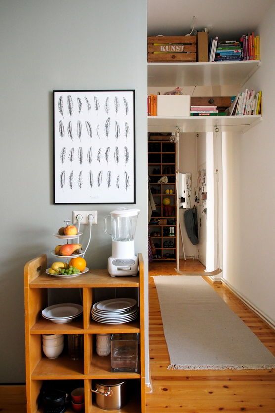 Die Küche mit Blick in den Flur Die Küche mit Blick in den Flur