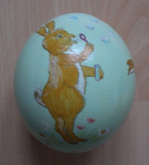 liebevoll handbemaltes Straußenei mit Hasenmotiven liebevoll handbemaltes Straußenei mit Hasenmotiven