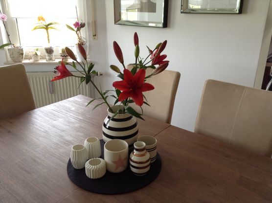 Lilien - Farbklecks auf dem Esszimmertisch Lilien - Farbklecks auf dem Esszimmertisch