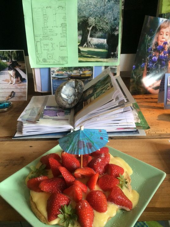 oh Erdbeeren jetzt verspeisen , hm so schön oh Erdbeeren jetzt verspeisen , hm so schön