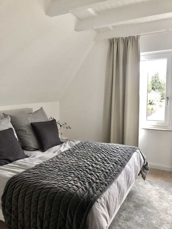 Das Schlafzimmer war lange Das Schlafzimmer war lange