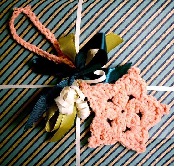 Geschenkverpackung mit selbst gehäkeltem Geschenkverpackung mit selbst gehäkeltem