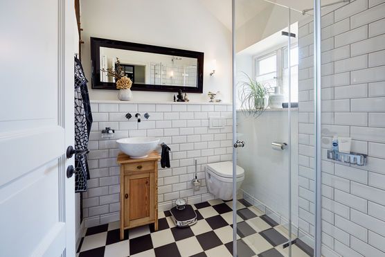 Gästebad mit Waschschale auf Nachttischschränkchen vom Trödler Gästebad mit Waschschale auf Nachttischschränkchen vom Trödler