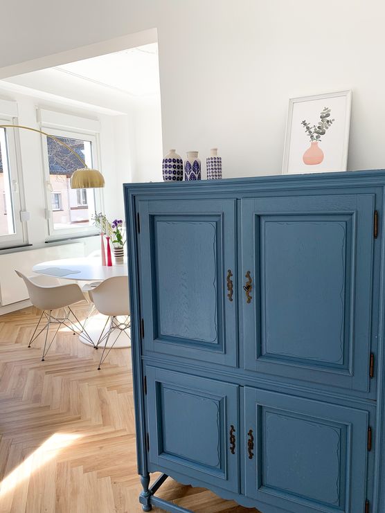 Der blaue Schrank ist Der blaue Schrank ist