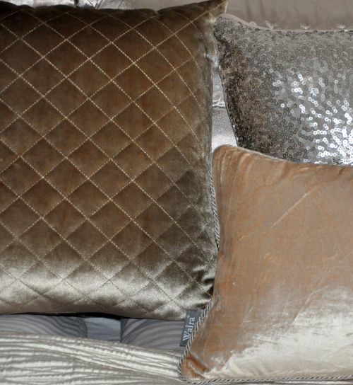 Eine Kissensammlung auf meinem Bett Eine Kissensammlung auf meinem Bett