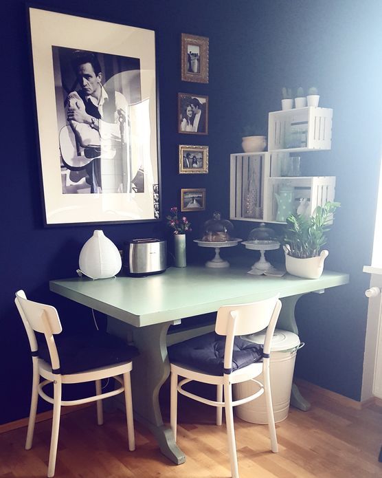 Navy Wände mit goldenen Akzenten Navy Wände mit goldenen Akzenten