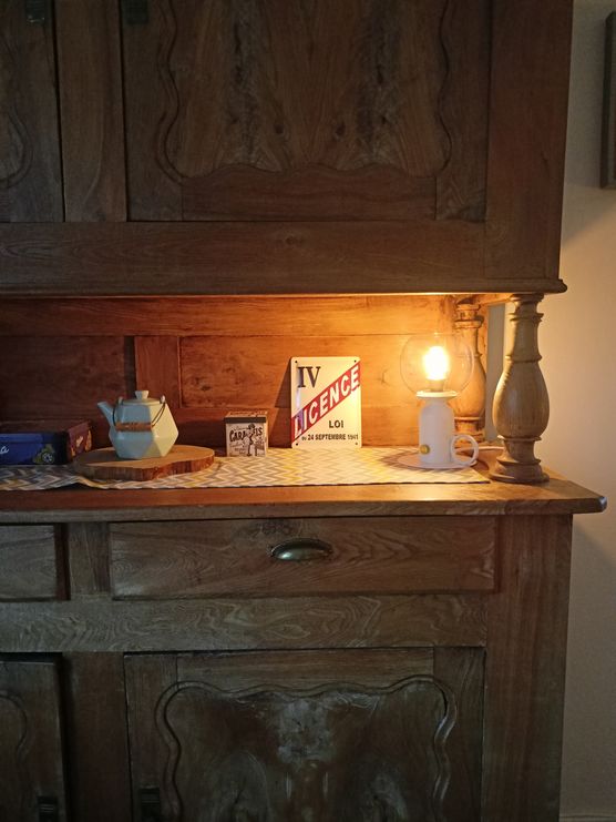 Lampe auf einem Geschirrschrank
Lampe auf einem Geschirrschrank