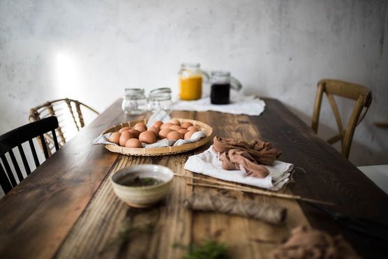 Aufgabe der Woche: Eierfärben mit Zwiebeln, Kurkuma und Rotkohl Aufgabe der Woche: Eierfärben mit Zwiebeln, Kurkuma und Rotkohl