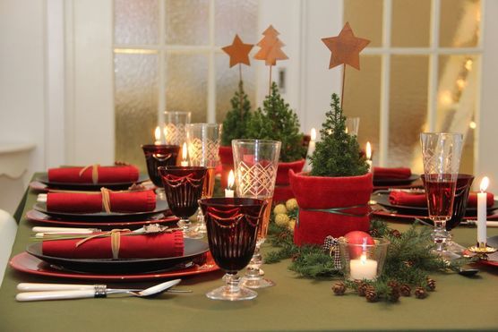 Festliche Tischdekoration zu Weihnachten Festliche Tischdekoration zu Weihnachten