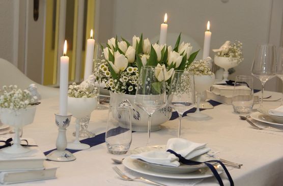 Romantische Tischdeko in blau-weiß Romantische Tischdeko in blau-weiß