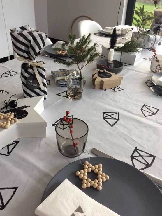 Weihnachtstisch ist fertig Weihnachtstisch ist fertig