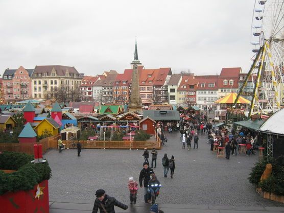 Weihnachtsmarkt in Erfurt - Blick von den Domstufen zur Altstadt Weihnachtsmarkt in Erfurt - Blick von den Domstufen zur Altstadt