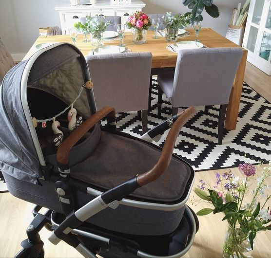 Kinderwagen steht bereit... Kinderwagen steht bereit...