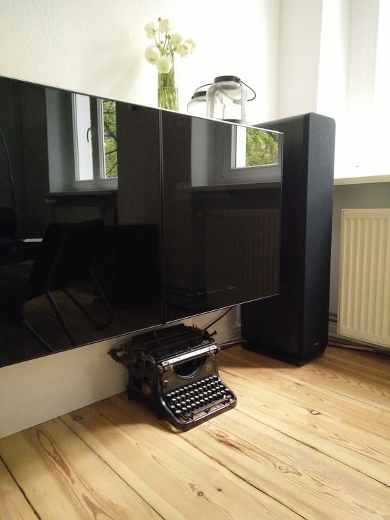 Schreibmaschine und Ranunkel Schreibmaschine und Ranunkel