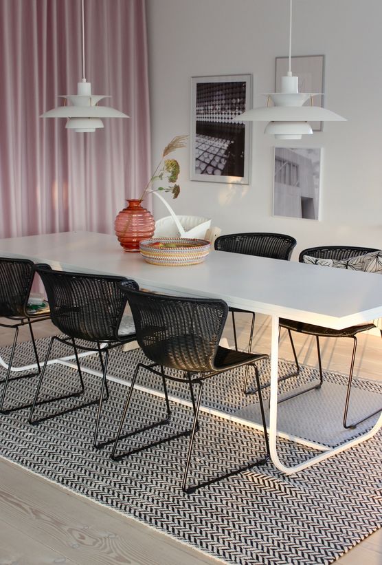 Neben mir am Esstisch Neben mir am Esstisch