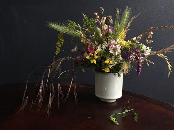 Wiesenblumen auf dem Küchentisch Wiesenblumen auf dem Küchentisch