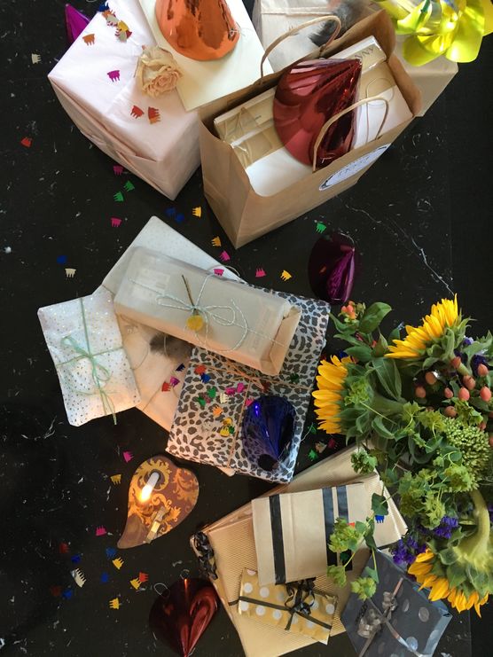 Geschenke, Geschenke & noch Geschenke, Geschenke & noch