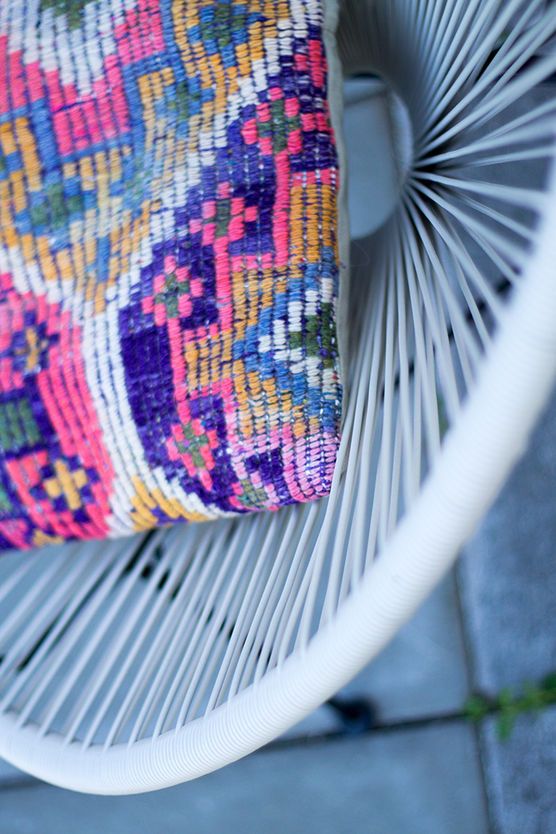 Neue Acapulco Chair mit Kilimkissen Neue Acapulco Chair mit Kilimkissen