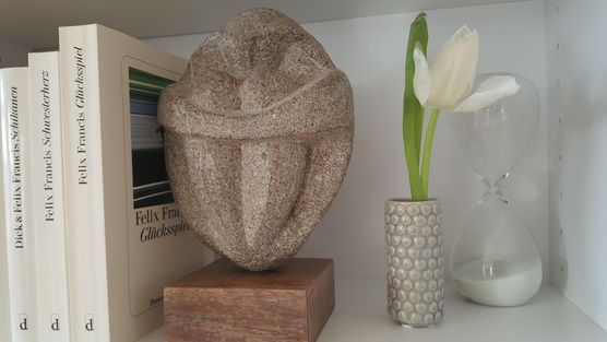 Skulptur mit Sanduhr Skulptur mit Sanduhr