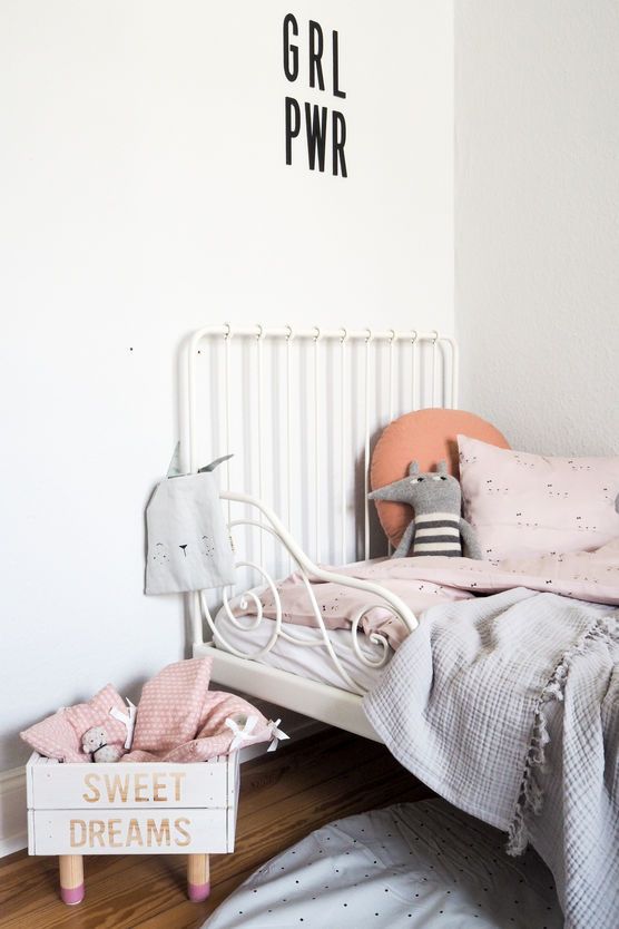 Mädchen Kinderzimmer mit DIY Puppenbett Mädchen Kinderzimmer mit DIY Puppenbett