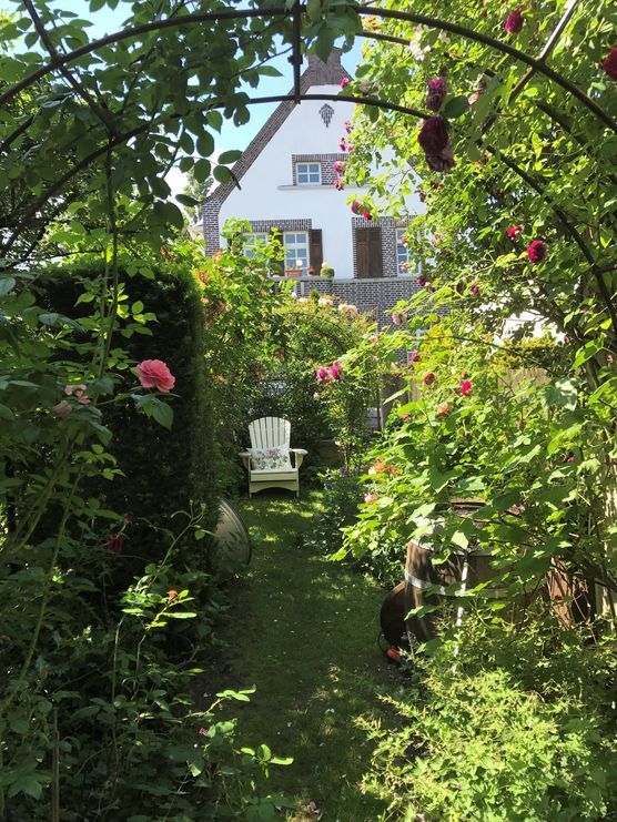 Lieblingsplatz unter Rosenbögen. Countrygarten Lieblingsplatz unter Rosenbögen. Countrygarten