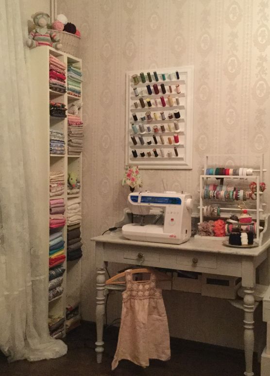 Nähzimmer Nähen Ordnung Stoffe Nähtisch Schreibtisch Nähzimmer Nähen Ordnung Stoffe Nähtisch Schreibtisch