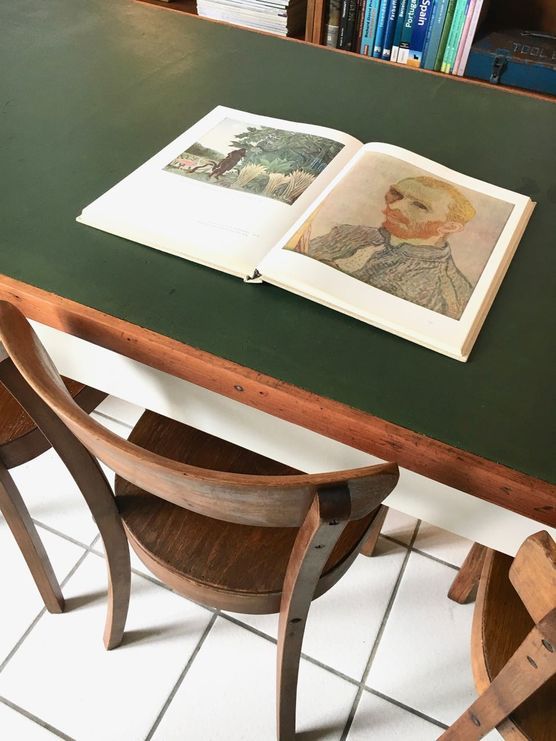 Mein langer Esstisch mit grünem Linoleum und Frankfurter Stühlen...(Bild 4/12) Mein langer Esstisch mit grünem Linoleum und Frankfurter Stühlen...(Bild 4/12)