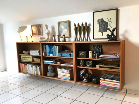 Schwebendes Mid Century Wandboard mit antiken Accessoires ...(Bild 6/12) Schwebendes Mid Century Wandboard mit antiken Accessoires ...(Bild 6/12)