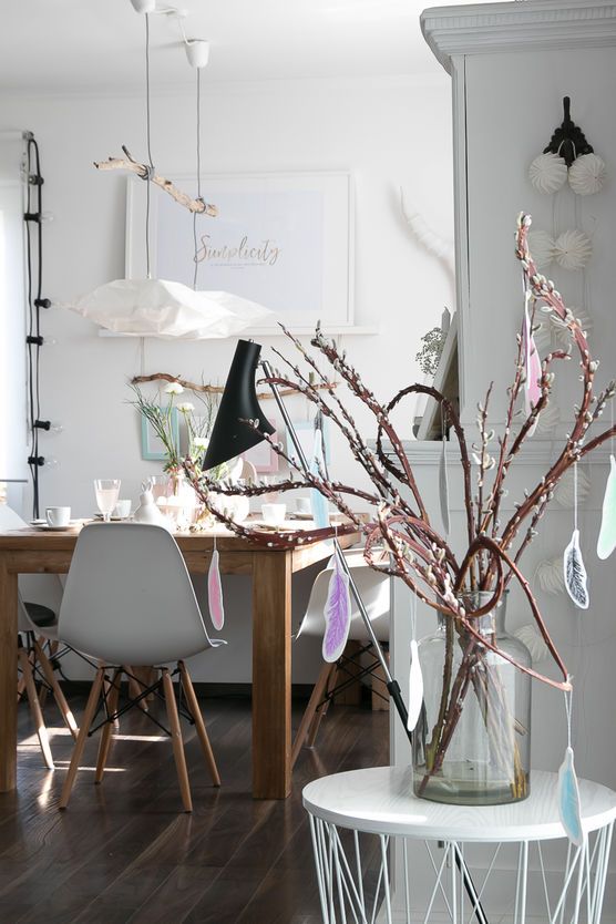 Osterstrauch mit gezeichneten Federn Osterstrauch mit gezeichneten Federn