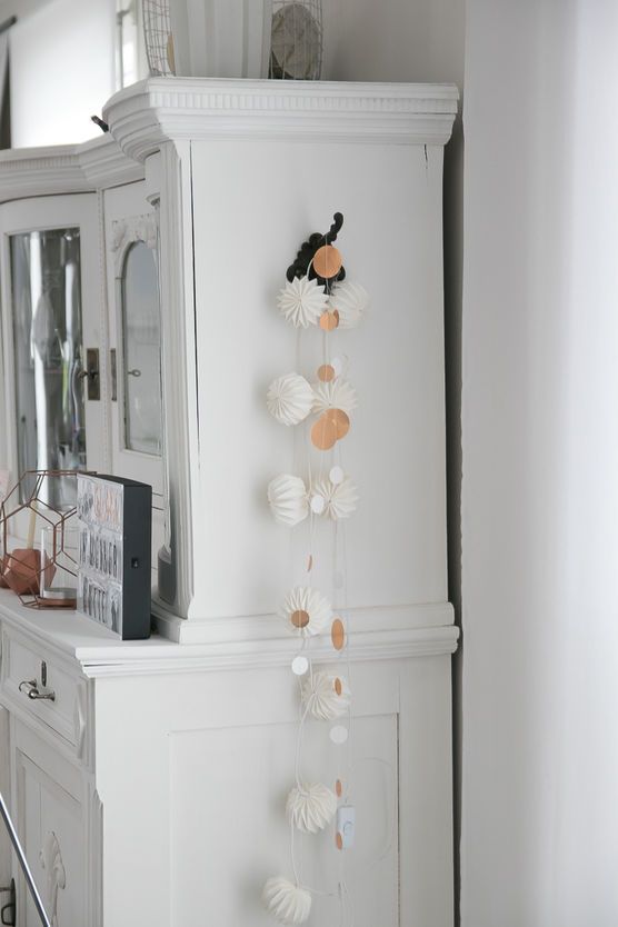 Girlande aus Verpackung von Kokos-Schaumküssen Girlande aus Verpackung von Kokos-Schaumküssen