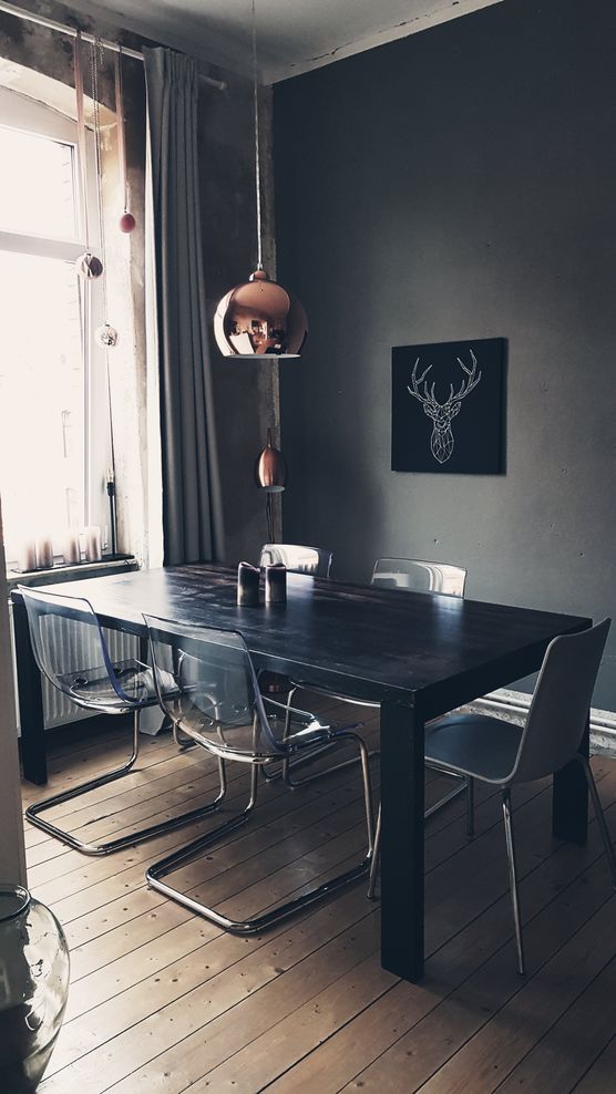 An unserem Esstisch sitzen An unserem Esstisch sitzen