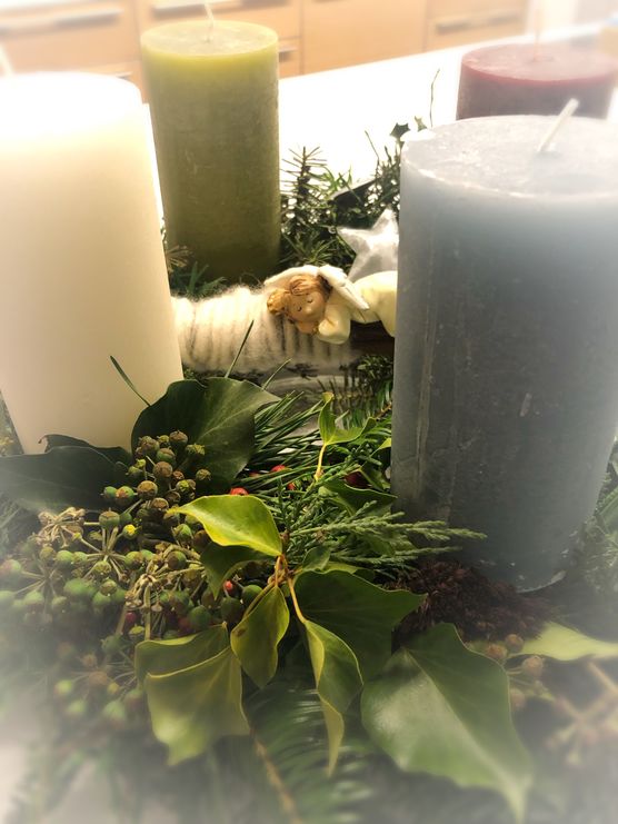 … unser Adventskranz.
Heuer etwas … unser Adventskranz.
Heuer etwas