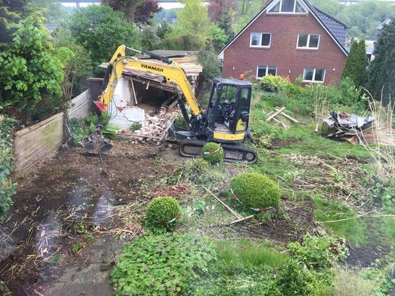 Dem Garten geht es an den Kragen! Startschuss für den Umbau 17.5.2017 Dem Garten geht es an den Kragen! Startschuss für den Umbau 17.5.2017