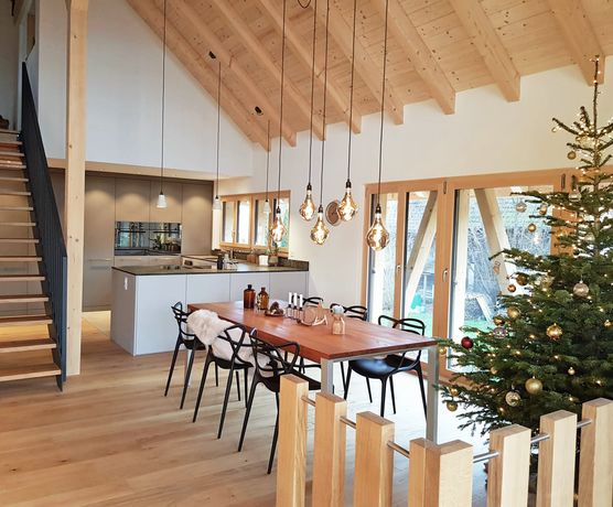 Weihnachtszeit...
Plätzchen backen, Weihnachtsbaum schmücken Weihnachtszeit...
Plätzchen backen, Weihnachtsbaum schmücken