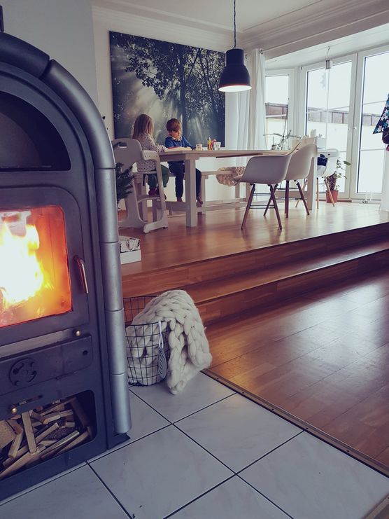 Draussen schneit es....kamin läuft und die kleinen basteln Draussen schneit es....kamin läuft und die kleinen basteln